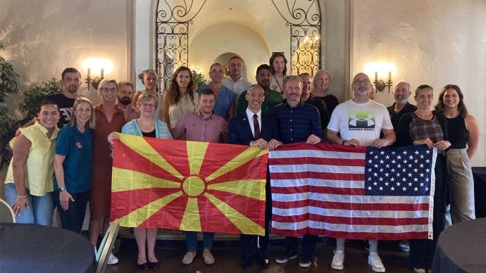 赌博娱乐平台网址大全 delegates and North Macedonian coaches pose for a photo with President Beasley and 圣安东尼奥 Mayor Ron Nirenberg
