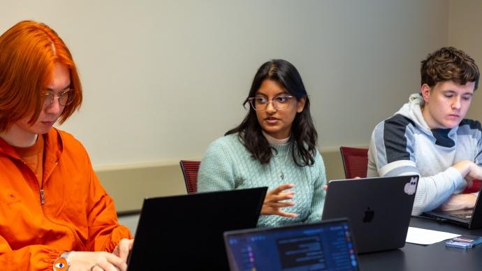 Gaya Rajamony(中)在课堂上讲话，而她的同学们在她周围用笔记本电脑工作