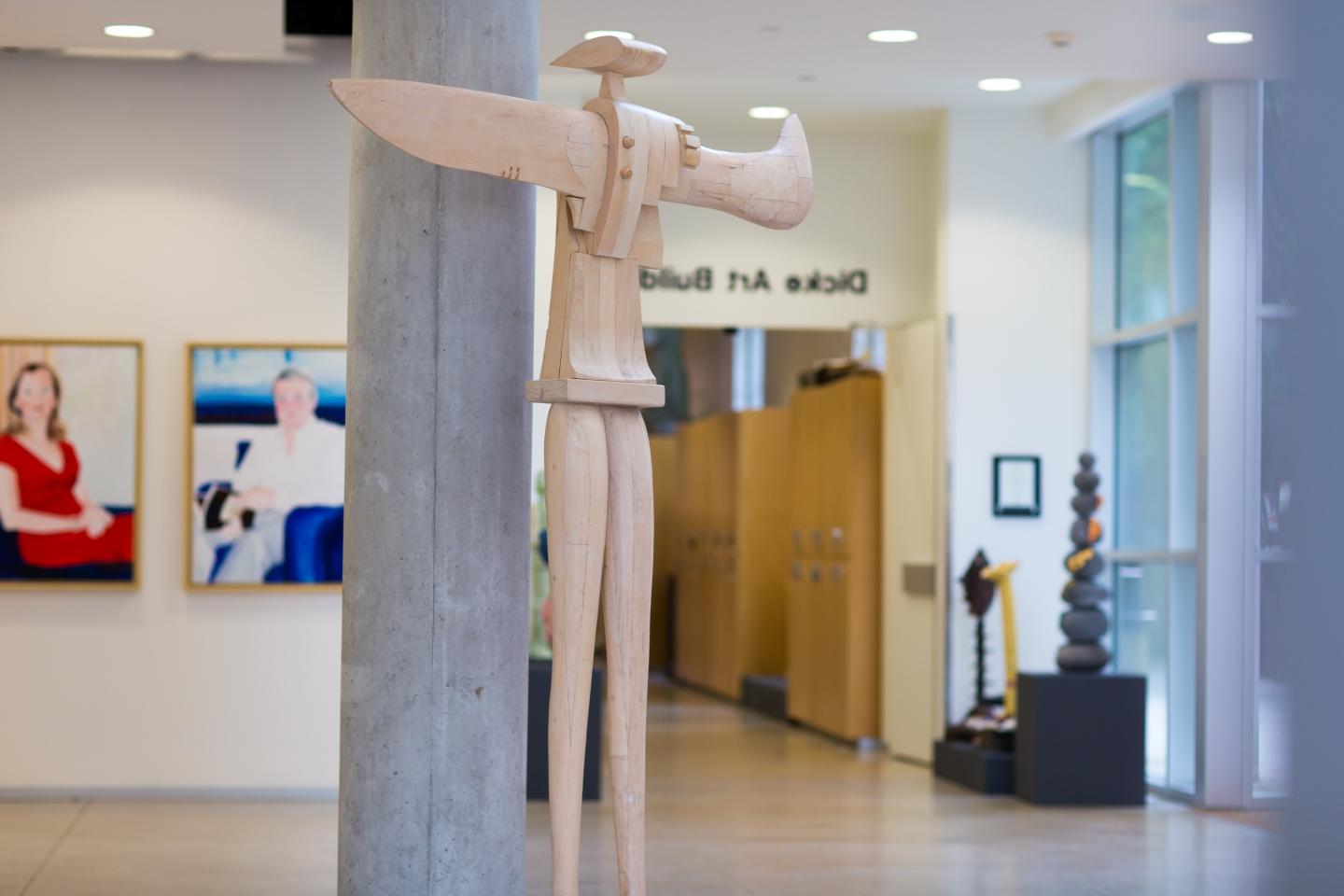 迪克艺术大楼内埃弗雷特艺术装置的木制雕塑
