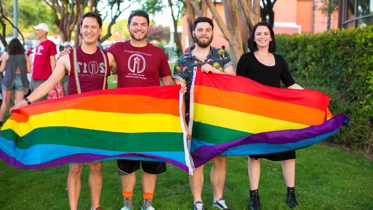 一群学生举着同性恋骄傲旗